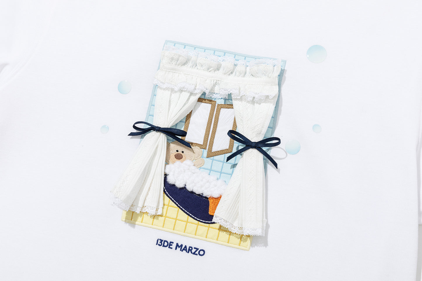 13DE MARZO Patchwork Bear Bath Scene T-shirt White - 13DE MARZO