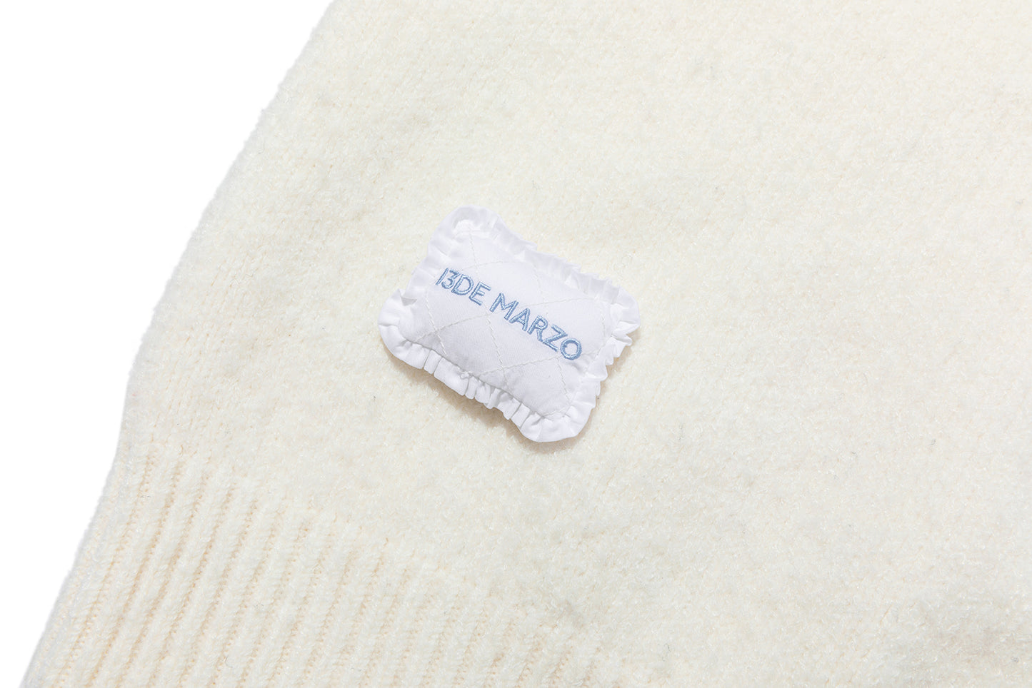 13DE MARZO Marzo Valley Cape Sweater White