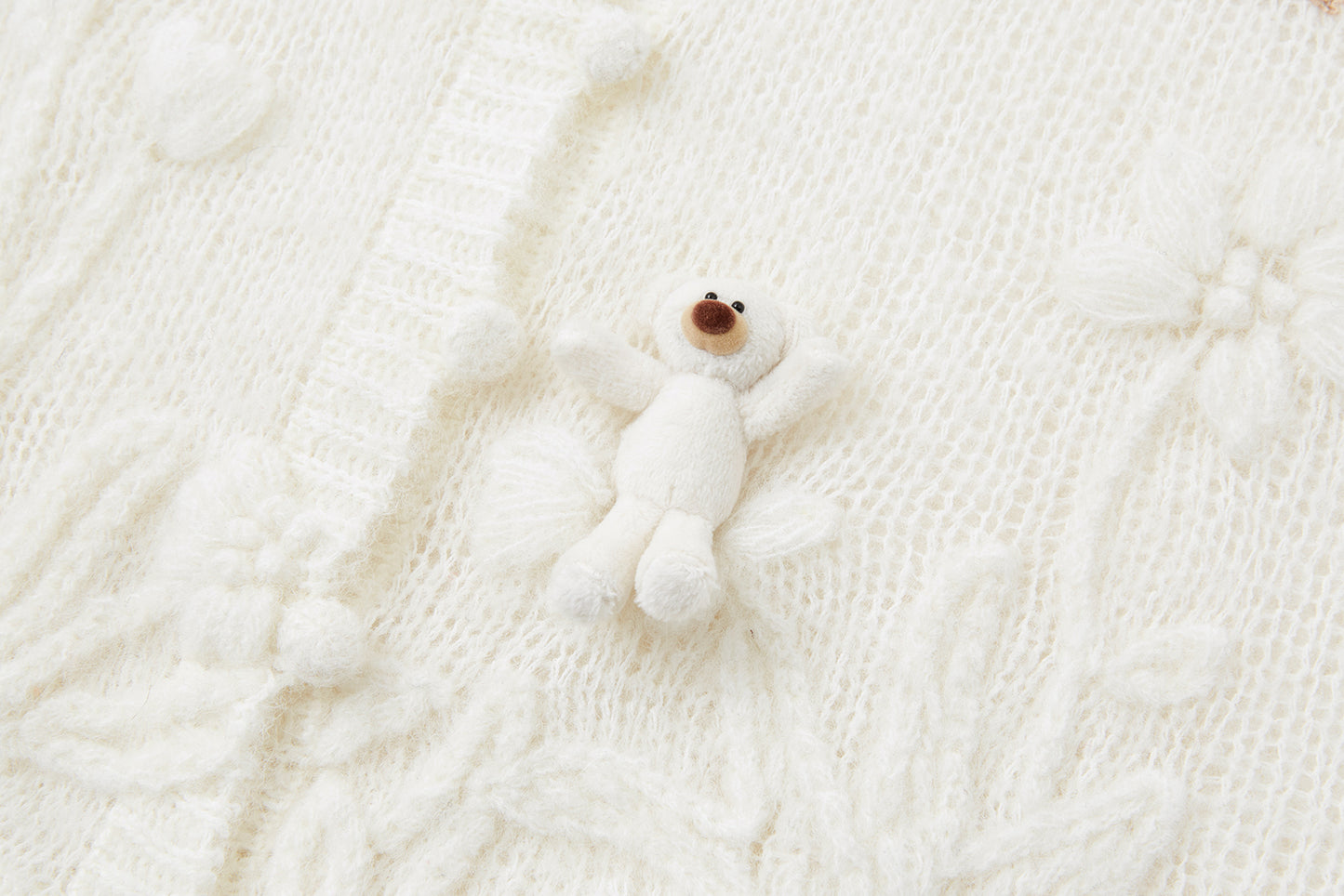 13DE MARZO Floral Bear Print Lazy Style Knitted Cardigan White