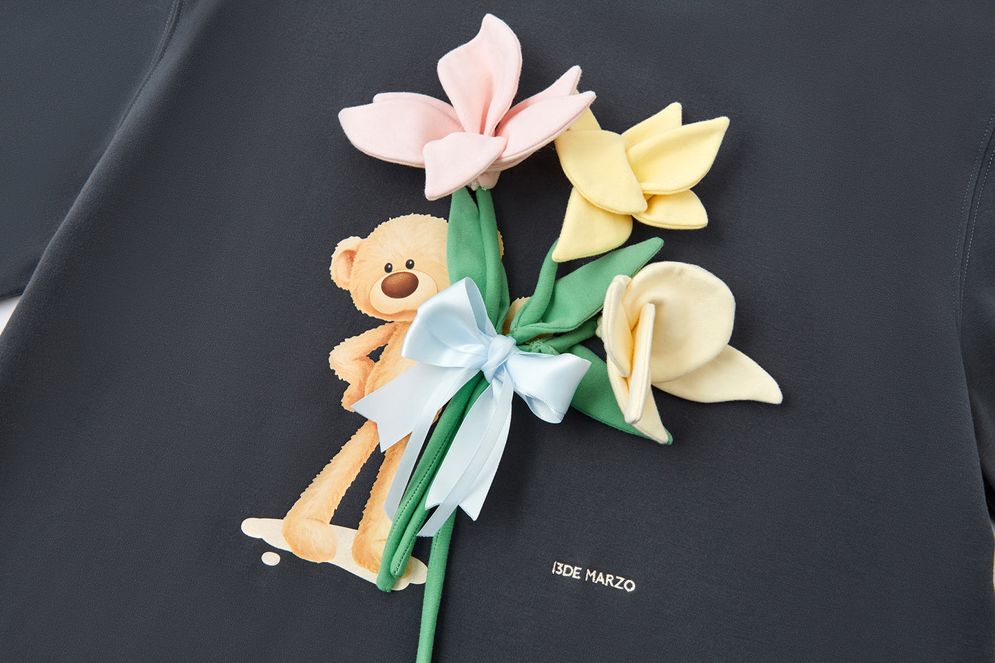 13DE MARZO Bear Offering Flowers 3D T-shirt Dark Grey - 13DE MARZO