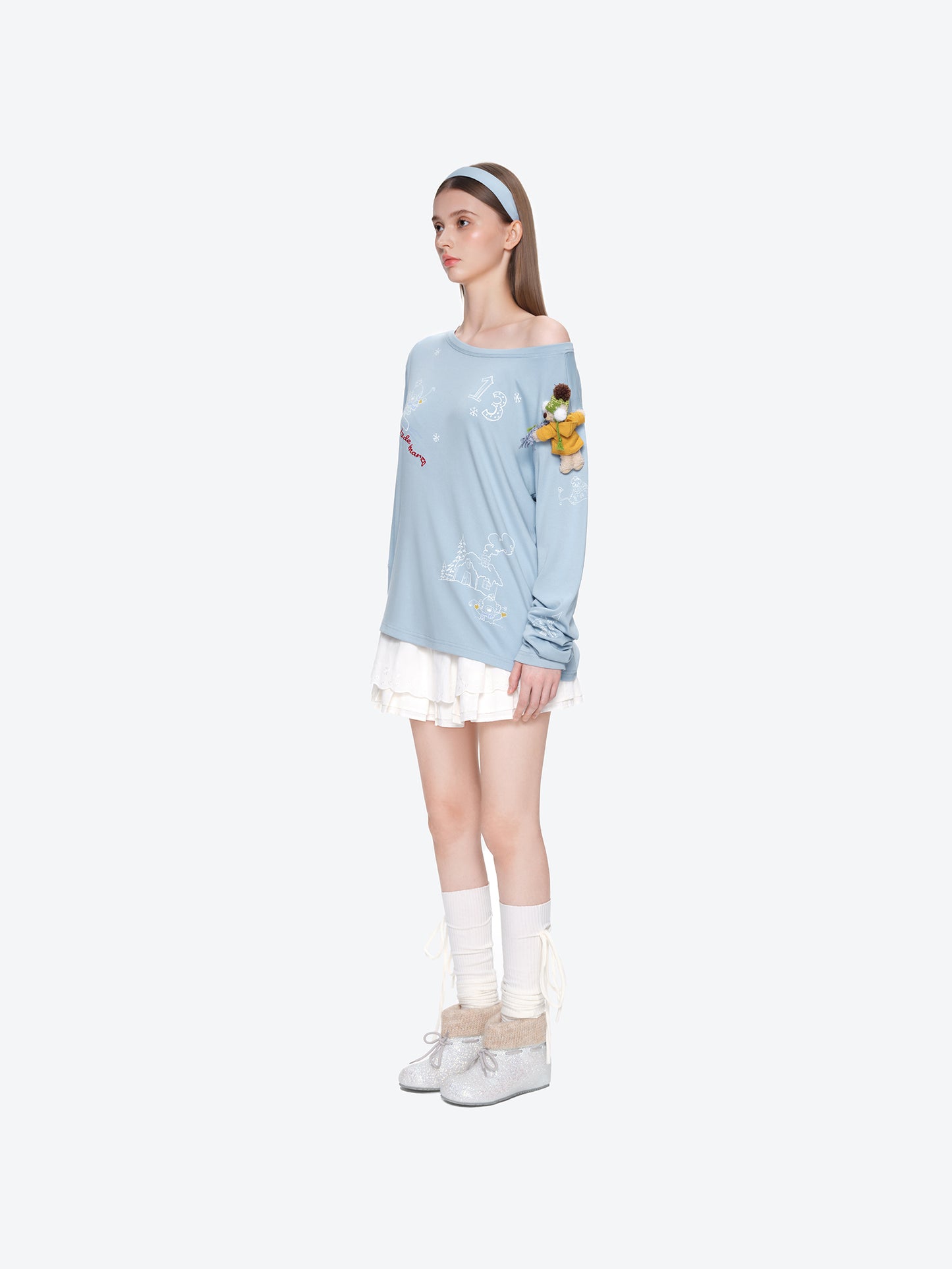 13DE MARZO Graffiti Snow Bear Off Shoulder T-shirt Blue