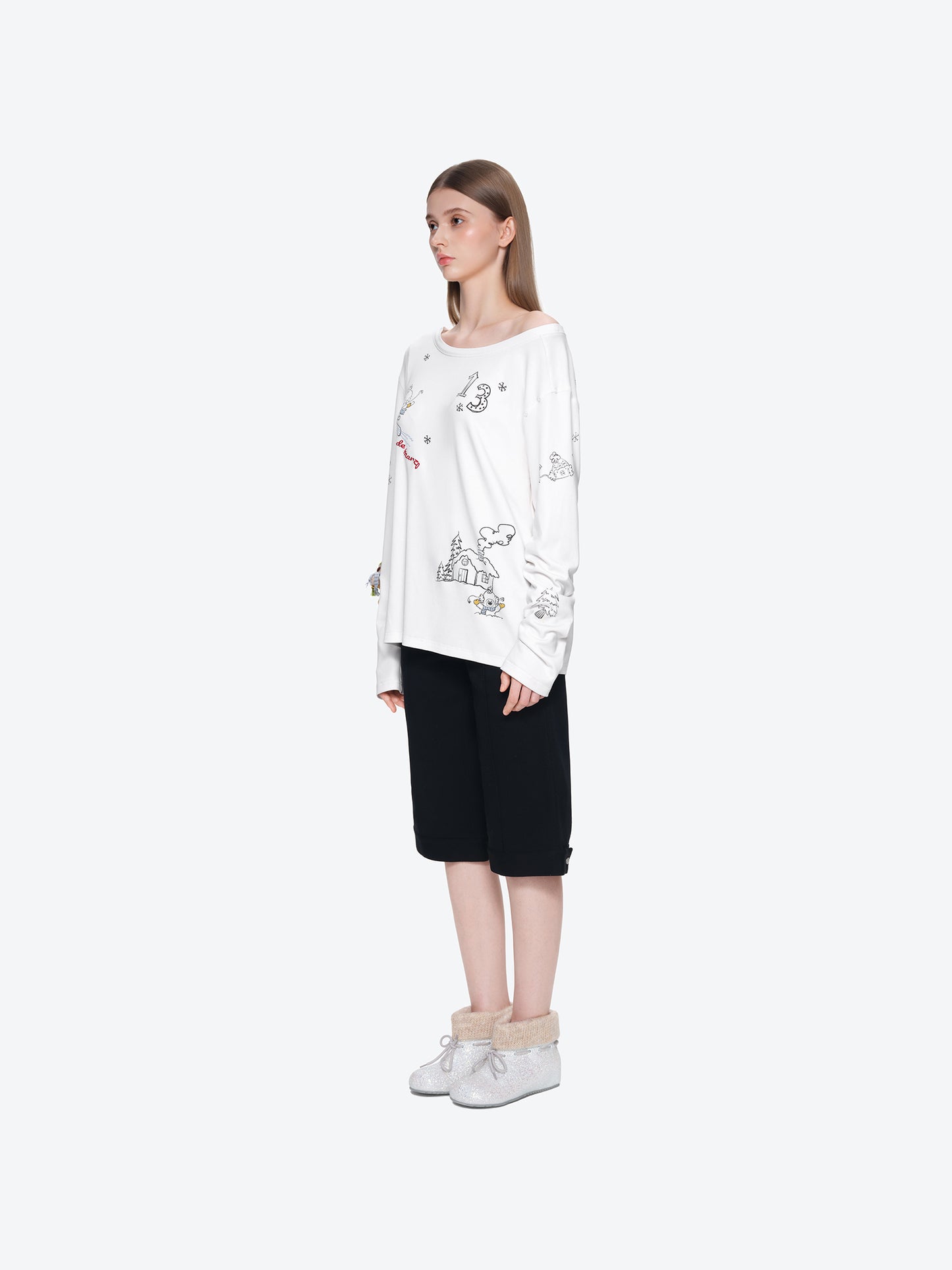 13DE MARZO Graffiti Snow Bear Off Shoulder T-shirt White