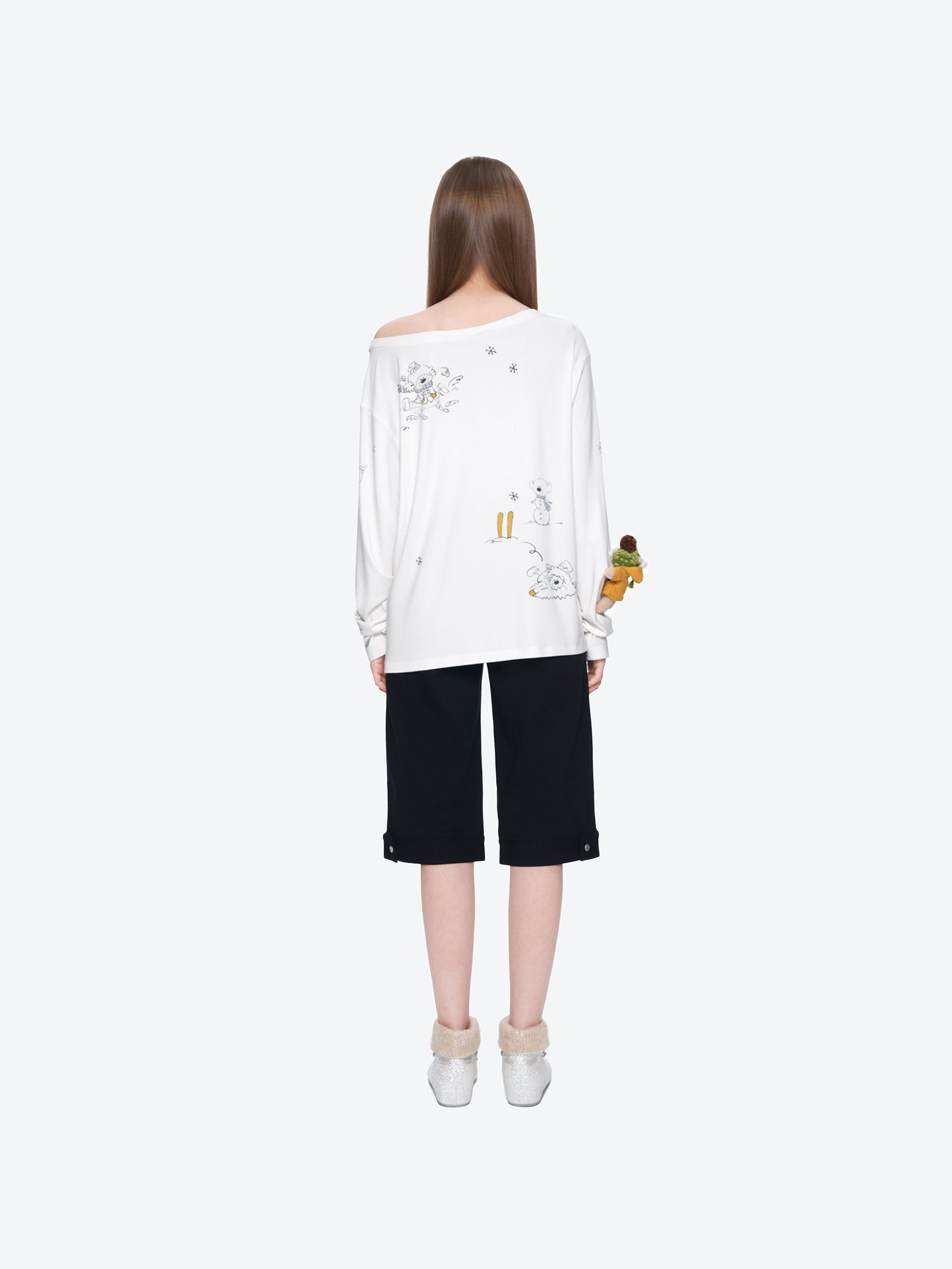 13DE MARZO Graffiti Snow Bear Off Shoulder T-shirt White