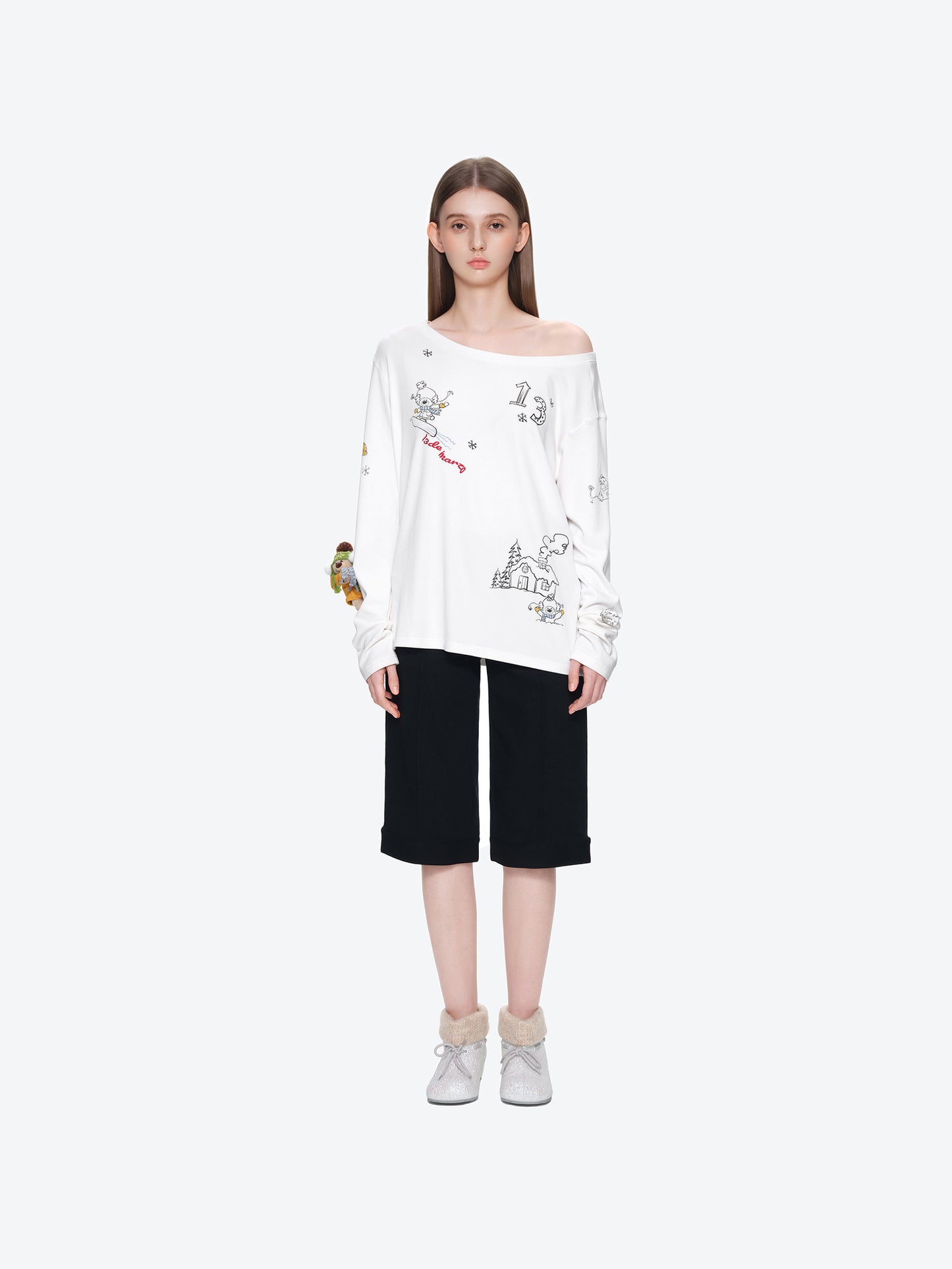 13DE MARZO Graffiti Snow Bear Off Shoulder T-shirt White